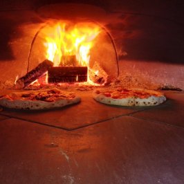 pizzas-in-flaming-oven.jpg:cts