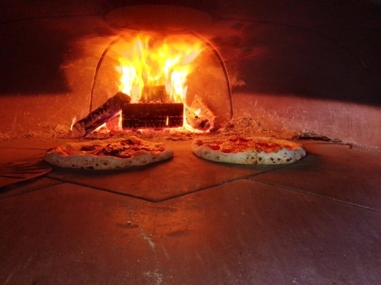 pizzas-in-flaming-oven.jpg:oar